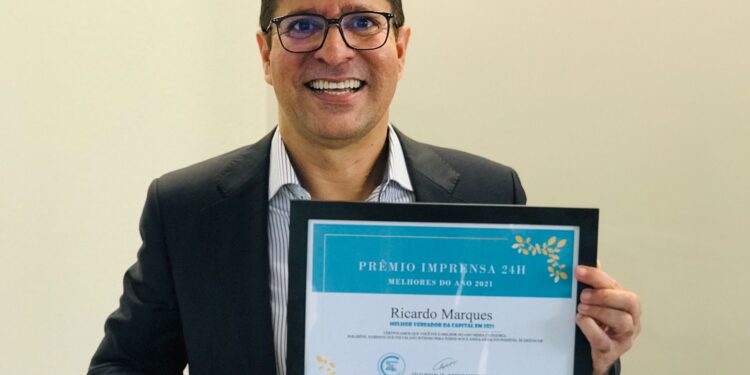 Ricardo Marques recebe o prêmio de ‘Melhor Vereador de Aracaju em 2021’