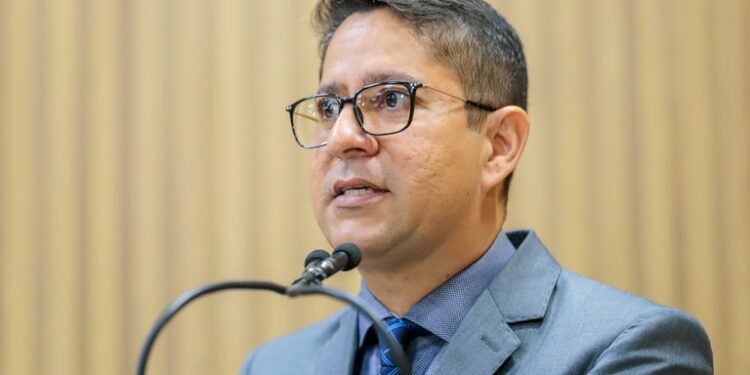 Ricardo Marques garante que vai trabalhar para manter reajustes dos professores e agentes de endemias vetados pelo prefeito