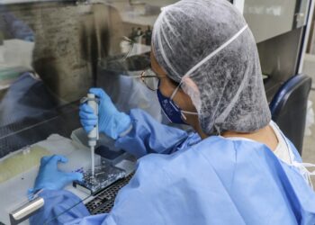 Lacen reforça importância das testagens para Covid-19 e H3N2