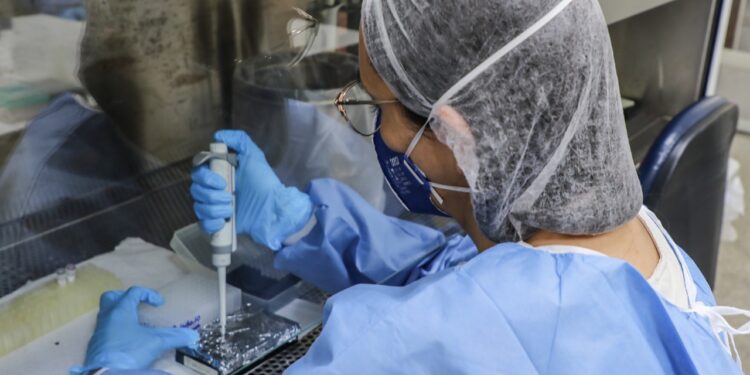 Lacen reforça importância das testagens para Covid-19 e H3N2