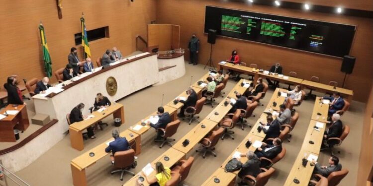 Atuação dos deputados promove a democracia e direitos dos cidadãos