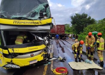 Bombeiros atuam em grave acidente na BR 101