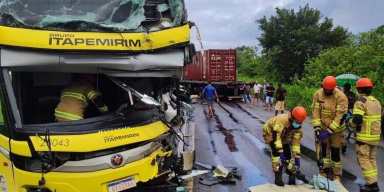 Bombeiros atuam em grave acidente na BR 101