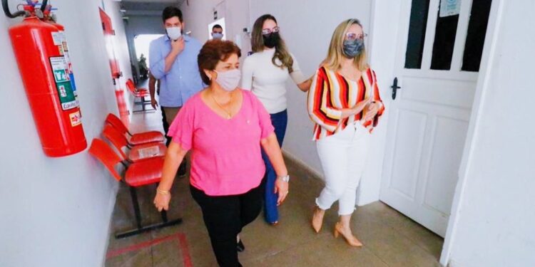 Gracinha Garcez verifica estrutura e serviços do Hospital e Maternidade Amparo de Maria