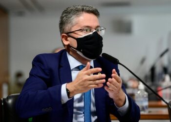 Alessandro Vieira vai à Justiça para afastar secretário por ato antivacina