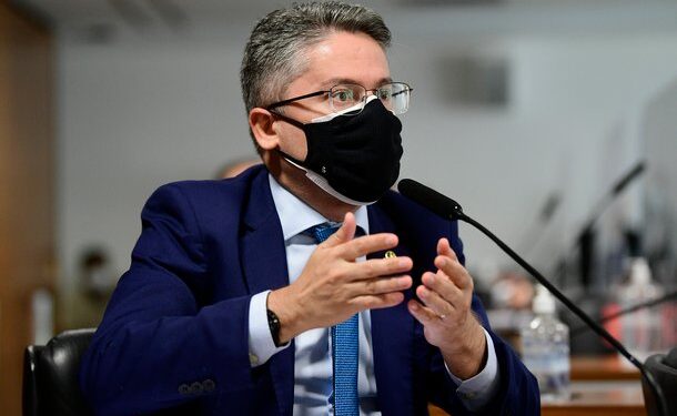 Alessandro Vieira vai à Justiça para afastar secretário por ato antivacina