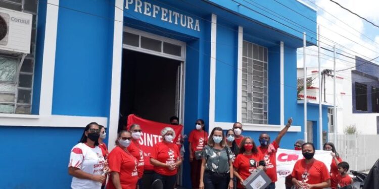 Neópolis: professores fazem ato e cobram audiência sobre atualização do piso
