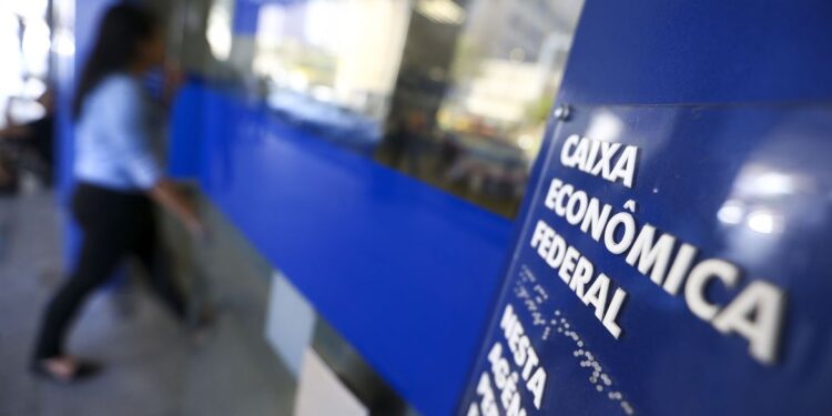 Moradores de 48 cidades de MG e BA sacarão abono salarial antecipado