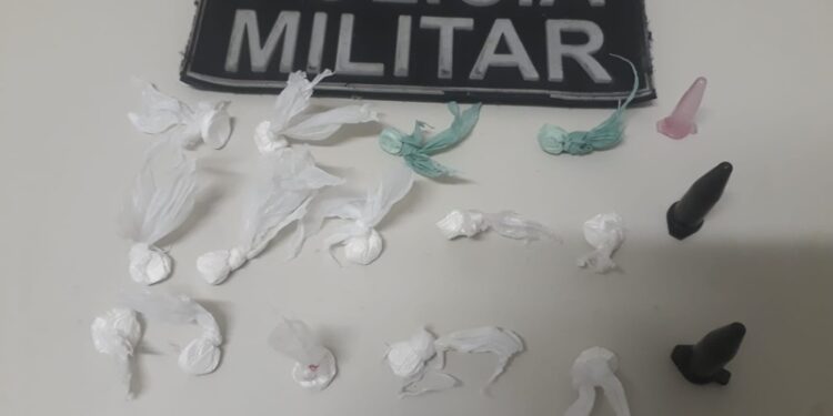 PM apreende cocaína e um aparelho de som após denúncia de perturbação do sossego em Riachuelo