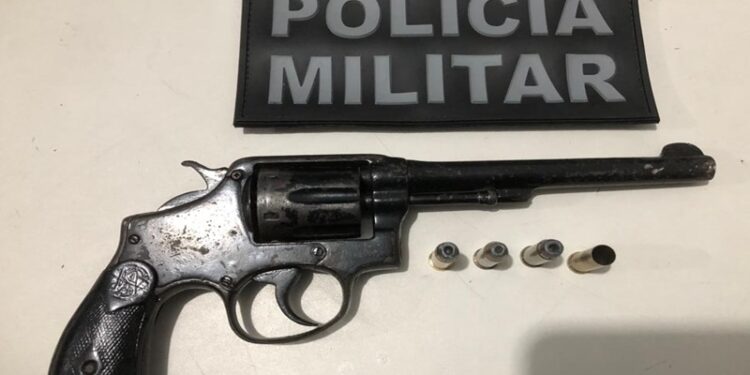 PM apreende arma de fogo com casal em Nossa Senhora do Socorro