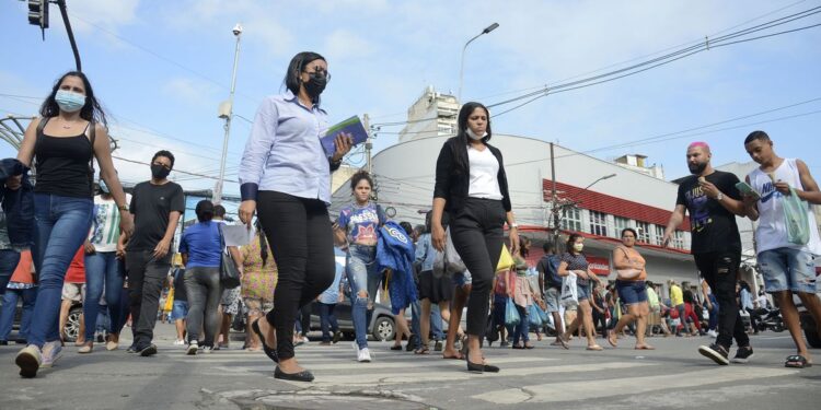 Brasil registra 74,1 mil novos casos de covid-19 e 121 mortes