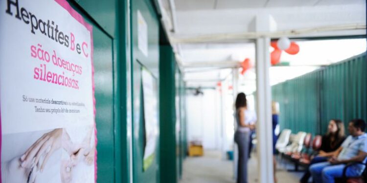 Publicada lei que obriga sigilo de condição de quem tem HIV e hepatite