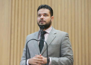 Anderson de Tuca vota a favor da emenda dos professores