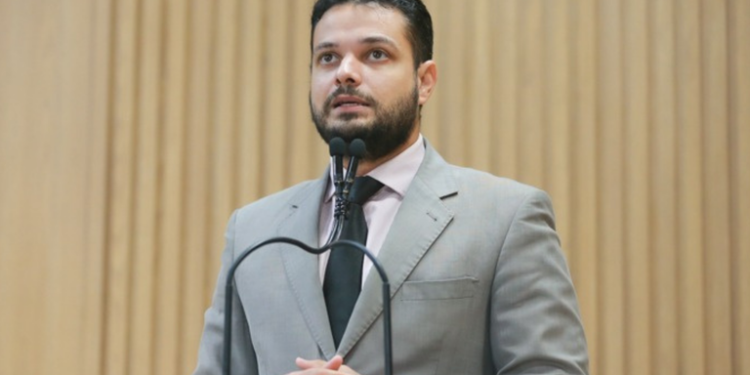 Anderson de Tuca vota a favor da emenda dos professores