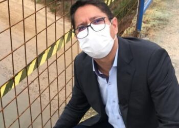Ricardo Marques questiona pintura de guarda-corpo da ponte Coroa do Meio