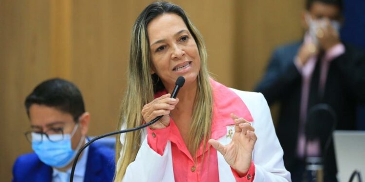 Sheyla Galba volta a denunciar suspensão de exames pelo SUS em clínica por falta de pagamento da prefeitura