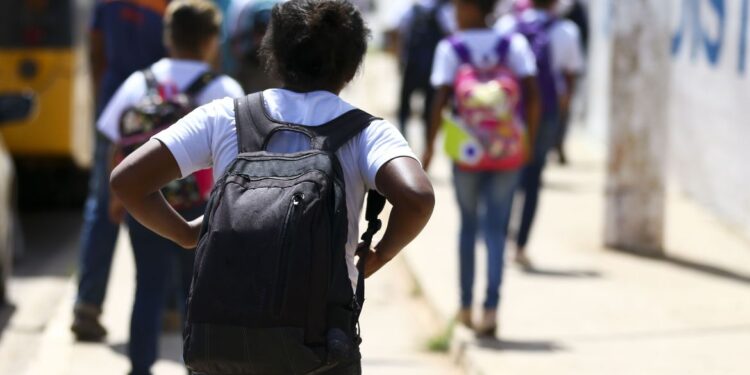 Censo Escolar: mais de 650 mil crianças saíram da escola em três anos