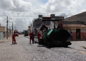 Governo de Itabaiana inicia serviço de pavimentação asfáltica na Rua Francisco Oliveira