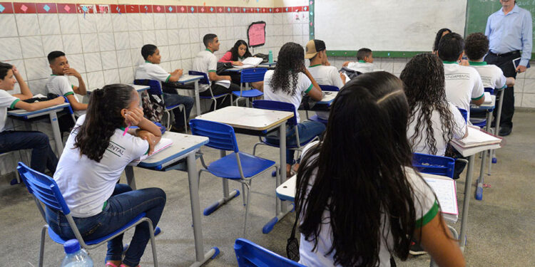 Governo de Sergipe amplia oferta do ensino em tempo integral para turmas do 9º ano do Fundamental