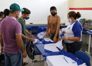 Escolas estaduais passam a distribuir material e uniforme escolar