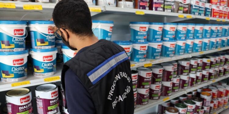 Procon Aracaju fiscaliza lojas de materiais de construção