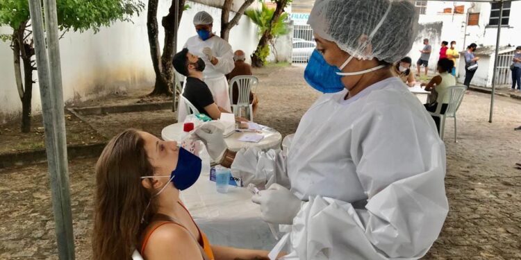 Aracaju mantém testagem em espaços públicos para monitoramento da covi-19