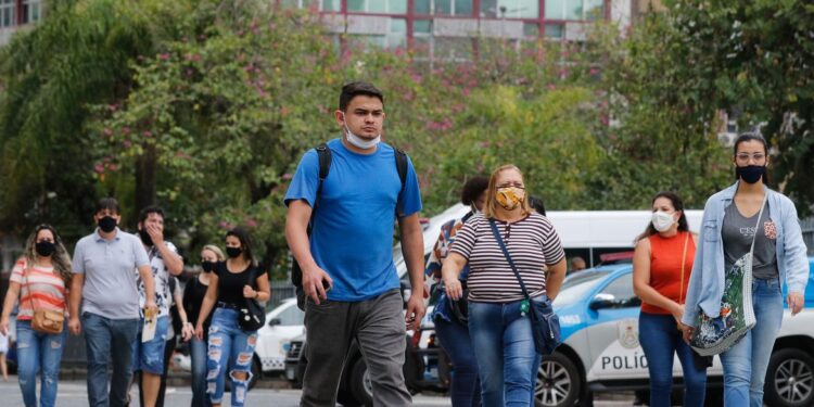 Covid-19: Brasil tem 22,3 milhões de casos e 619,2 mil mortes