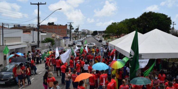Sindipema e Sacema protestam contra veto de Edvaldo à atualização do piso salarial