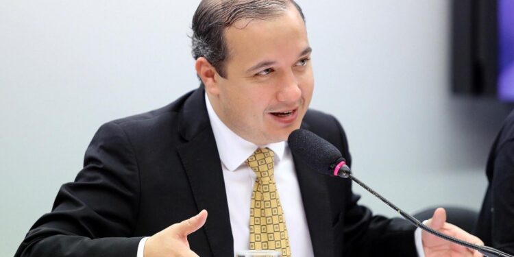 Valadares Filho afirma que é preciso buscar alternativas para amparar as micro e pequenas empresas