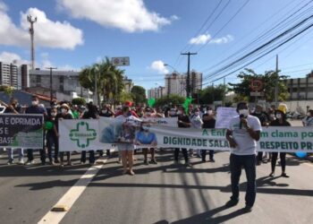 Servidores da Secretaria da Saúde e da FHS param atividades e fazem protesto em Aracaju
