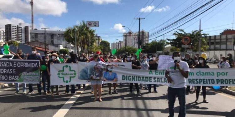 Servidores da Secretaria da Saúde e da FHS param atividades e fazem protesto em Aracaju