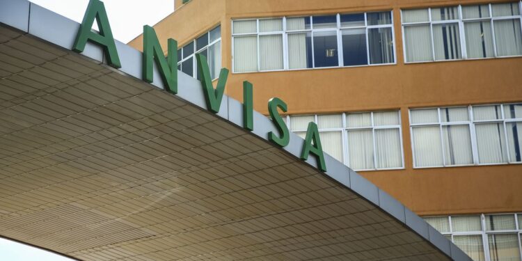Anvisa alerta que 50 Ervas Emagrecedor está proibido no Brasil