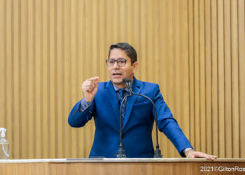 Ricardo Marques aciona o Ministério Público em busca de soluções na área da educação em Aracaju
