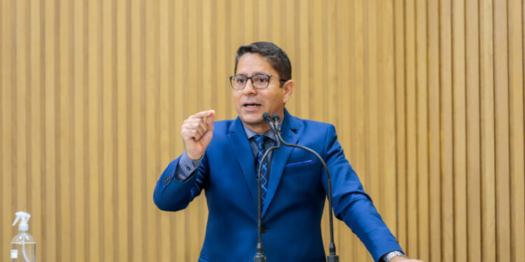 Ricardo Marques aciona o Ministério Público em busca de soluções na área da educação em Aracaju