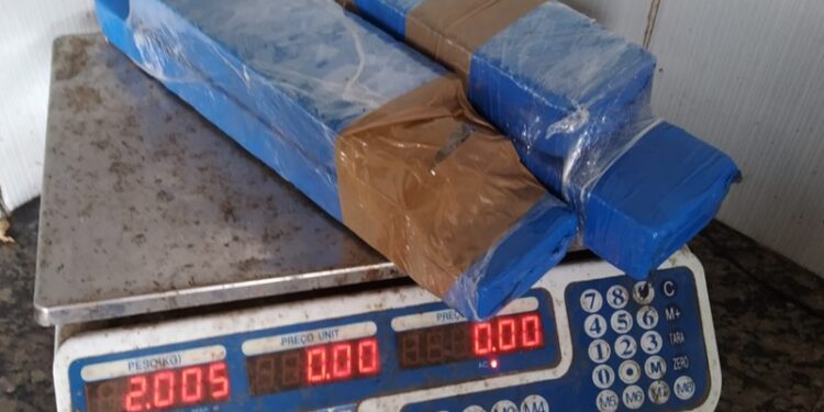Polícia Militar prende homens por tráfico de drogas na SE-230