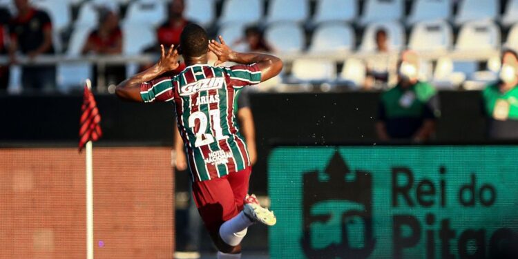 Fluminense é letal e supera Flamengo no primeiro clássico do Carioca