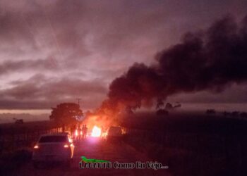 Moradores de Riachão do Dantas ateiam fogo em pneus revoltados com atraso em obra