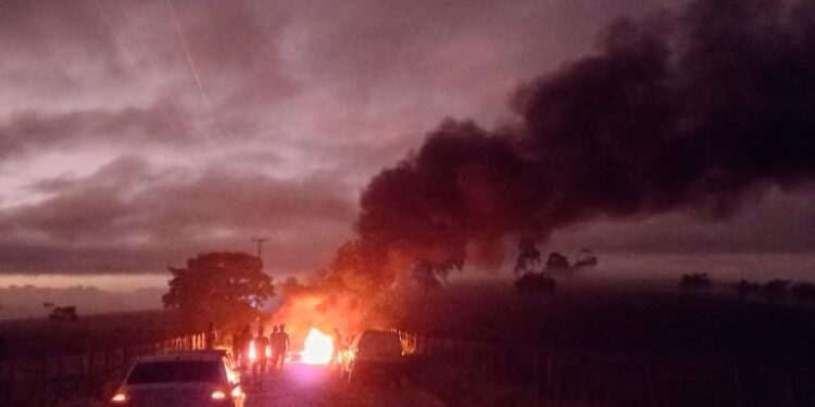 Moradores de Riachão do Dantas ateiam fogo em pneus revoltados com atraso em obra