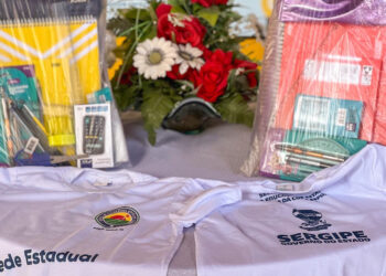 Escolas estaduais continuam distribuição de kits com material escolar, uniforme e livro didático