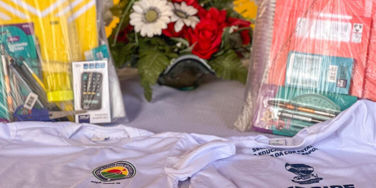 Escolas estaduais continuam distribuição de kits com material escolar, uniforme e livro didático