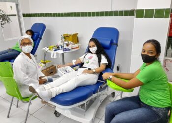Coleta de sangue no Grau Técnico reúne alunos de enfermagem