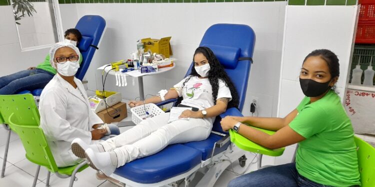 Coleta de sangue no Grau Técnico reúne alunos de enfermagem