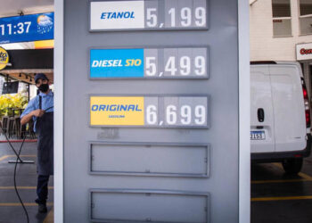 Medidas para conter o preço da gasolina podem ter o efeito contrário, dizem economistas