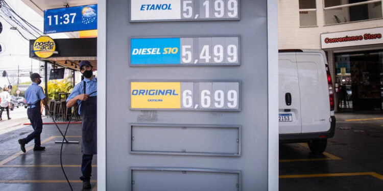 Medidas para conter o preço da gasolina podem ter o efeito contrário, dizem economistas