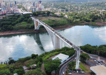 Fronteira de Foz do Iguaçu tem 3,8 mil caminhões parados em fila
