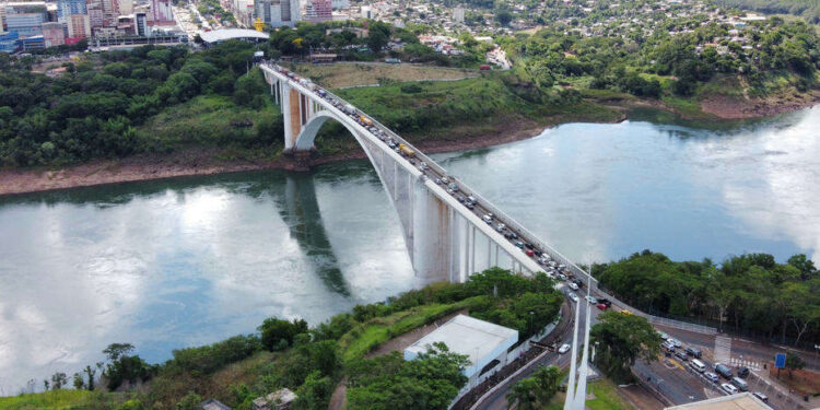 Fronteira de Foz do Iguaçu tem 3,8 mil caminhões parados em fila