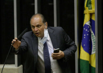 Proposta para reduzir preço do diesel será iniciativa do Congresso, diz líder do governo