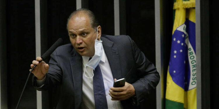 Proposta para reduzir preço do diesel será iniciativa do Congresso, diz líder do governo