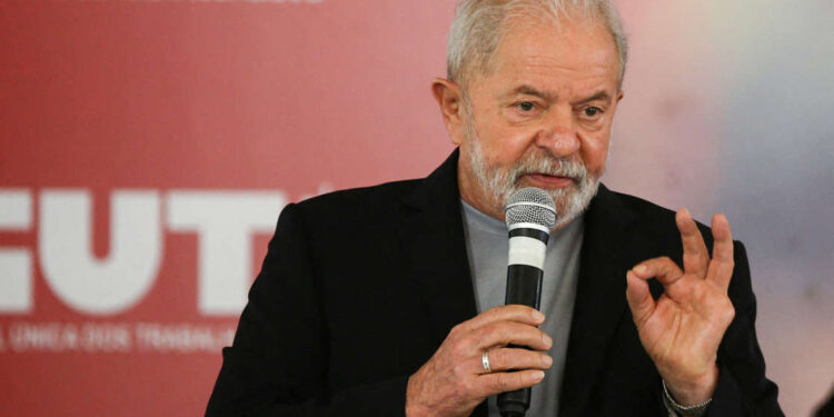 Pesquisa mostra vantagem de 11 pontos de Lula sobre Bolsonaro