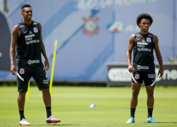 Jô retorna parcialmente ao treino do Corinthians, que segue de olho no Red Bull Bragantino